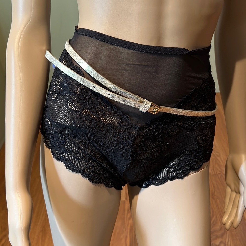 Gold Leather Skinny Belt With Metal Buckle In Gold